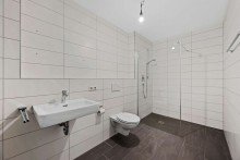Badezimmer Stilvolle 2-Zimmer-Dachgeschosswohnung mit Aufzug und Tiefgarage in G�rtringen