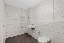 Badezimmer Stilvolle 2-Zimmer-Dachgeschosswohnung mit Aufzug und Tiefgarage in G�rtringen