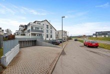 Hausansicht Stilvolle 2-Zimmer-Dachgeschosswohnung mit Aufzug und Tiefgarage in G�rtringen